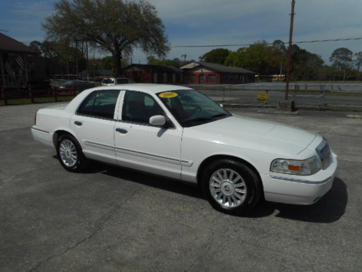 2008 WHITE MERCURY GRAND MARQUIS LS (2MEFM75V08X) , located at 1200 Cassat Avenue, Jacksonville, FL, 32205, (904) 695-1885, 30.302404, -81.731033 - Photo#2